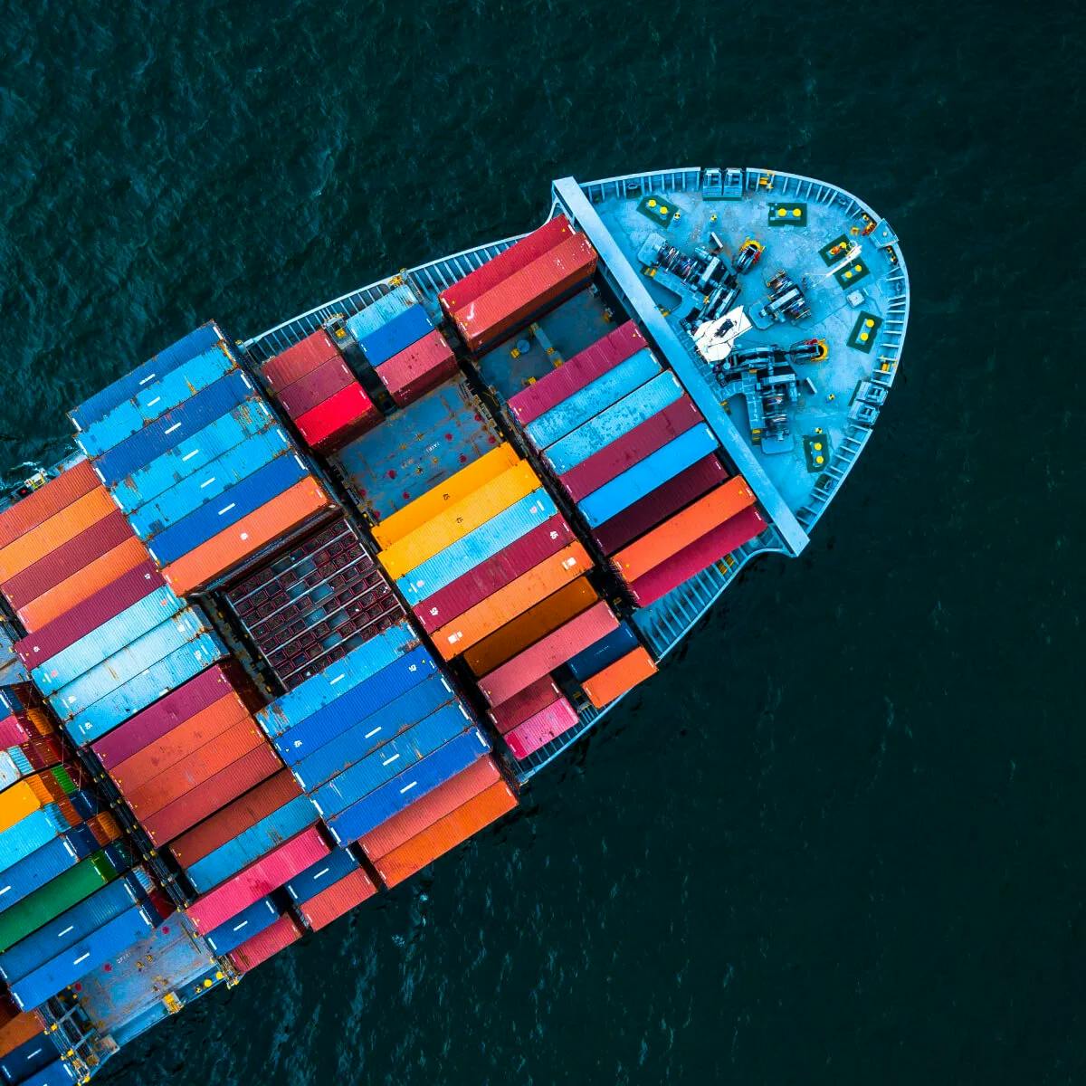 Vista aérea deslumbrante: Navio cargueiro repleto de containers